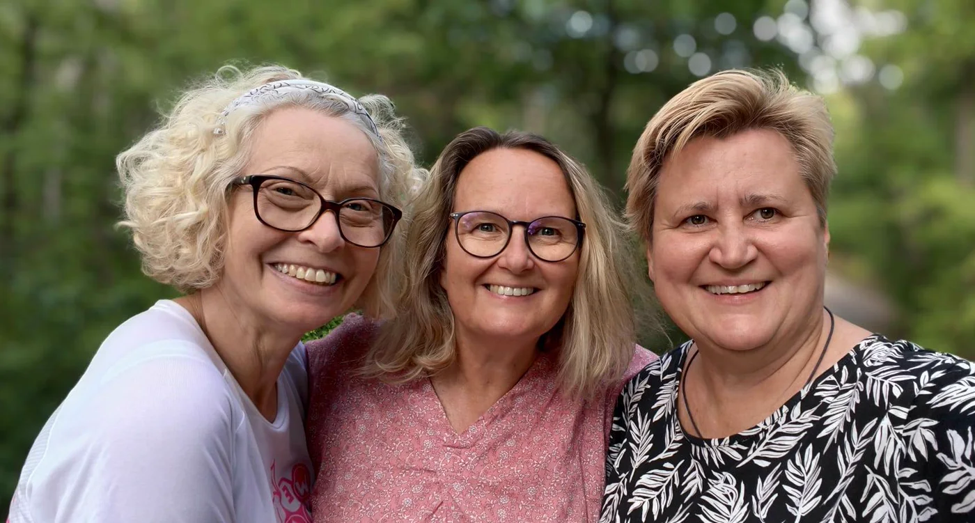 Andrea, Karin und Natascha lachend in der Natur